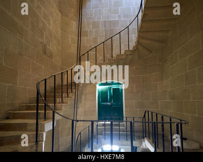 BIRGU, MALTA - 24. Juli 2015: Die Wendeltreppe im Malta Maritime Museum (alte Naval Bäckerei) in Vittoriosa (Birgu). Malta. Stockfoto