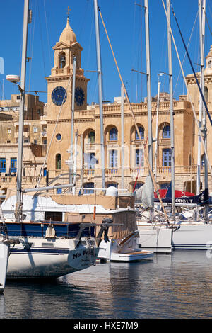 Birgu, MALTA - 24. Juli 2015: Die Yachten und Boote vertäut im Hafen bei Dockyard Creek vor Malta Maritime Museum. Malta. Stockfoto