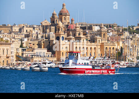 Birgu, MALTA - 24. Juli 2015: Der Blick auf historische Gebäude von Birgu Dockyard Creek mit dem Captain Morgan Cruises Schiff entlang Stockfoto