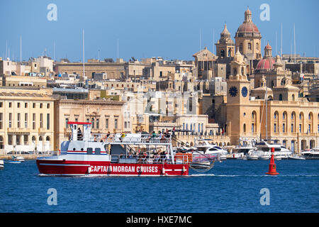 Birgu, MALTA - 24. Juli 2015: Der Blick auf historische Gebäude von Birgu Dockyard Creek mit dem Captain Morgan Cruises Schiff entlang Stockfoto