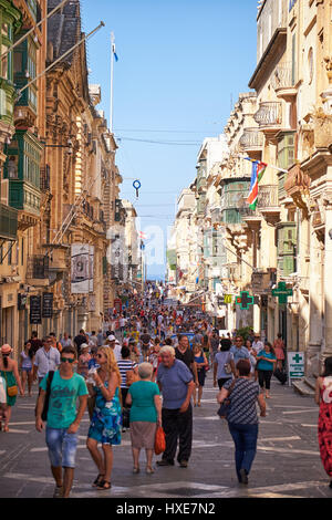 Valletta, MALTA - 24. Juli 2015: Ein Touristenmassen zu Fuß entlang der Straße der Republik von Valletta, Malta Stockfoto