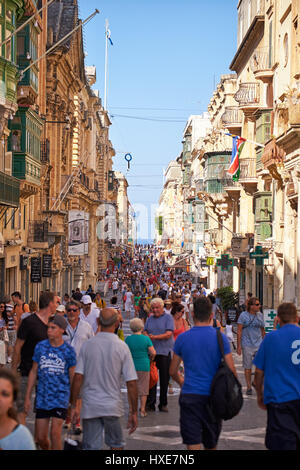 Valletta, MALTA - 24. Juli 2015: Ein Touristenmassen zu Fuß entlang der Straße der Republik von Valletta, Malta Stockfoto