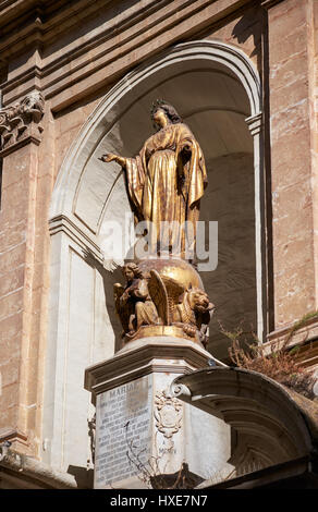 Valletta, MALTA - 24. Juli 2015: Die Statue der Unbefleckten Empfängnis an Fassade des St Barbara Church in der Republic Street, Valletta, Malta Stockfoto