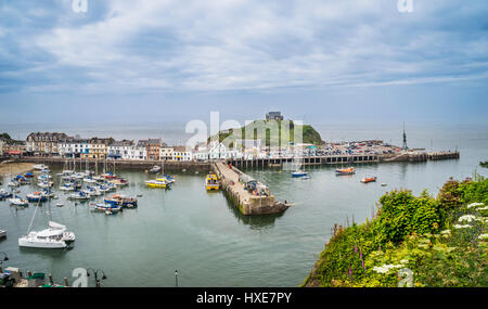 Vereinigtes Königreich, Süd-West-England, Nord-Devon, Ilfracombe, Blick auf Hafen Ilfracombe mit Lantern Hill und St. Nicholas Chapel Stockfoto