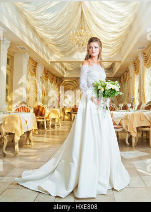 Schöne blonde Braut im Hochzeitskleid Stockfoto