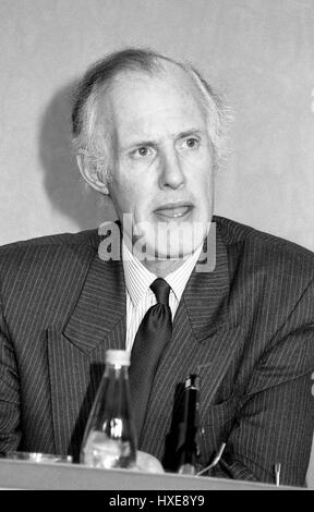 Rt Hon Tony Newton, Staatssekretär für soziale Sicherheit und der konservativen Partei Abgeordneter von Braintree, besucht eine Party Pressekonferenz in London, England am 28. Februar 1992. Stockfoto