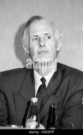 Rt Hon Tony Newton, Staatssekretär für soziale Sicherheit und der konservativen Partei Abgeordneter von Braintree, besucht eine Party Pressekonferenz in London, England am 28. Februar 1992. Stockfoto