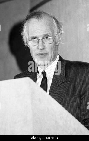 Rt Hon Tony Newton, Staatssekretär für soziale Sicherheit und der konservativen Partei Abgeordneter von Braintree, besucht eine Party Pressekonferenz in London, England am 28. Februar 1992. Stockfoto