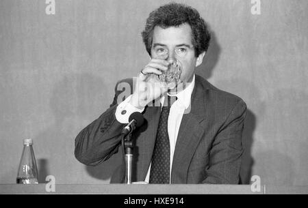 Rt Hon. William Waldegrave, Staatssekretär für Gesundheit und der konservativen Partei Parlamentsmitglied für Bristol West besucht eine Party-Pressekonferenz in London, England am 28. Februar 1992. Stockfoto