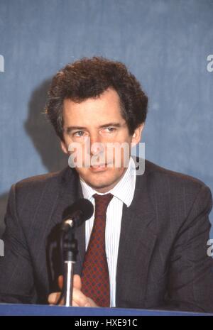 Rt Hon. William Waldegrave, Staatssekretär für Gesundheit und der konservativen Partei Parlamentsmitglied für Bristol West besucht eine Party-Pressekonferenz in London, England am 28. Februar 1992. Stockfoto