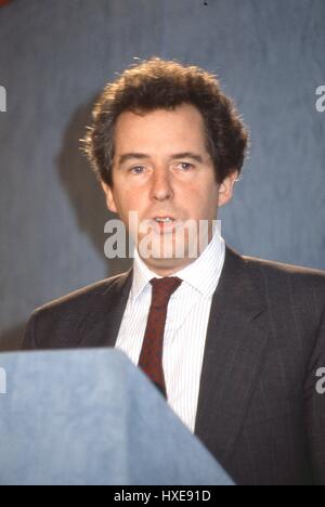 Rt Hon. William Waldegrave, Staatssekretär für Gesundheit und der konservativen Partei Parlamentsmitglied für Bristol West besucht eine Party-Pressekonferenz in London, England am 28. Februar 1992. Stockfoto