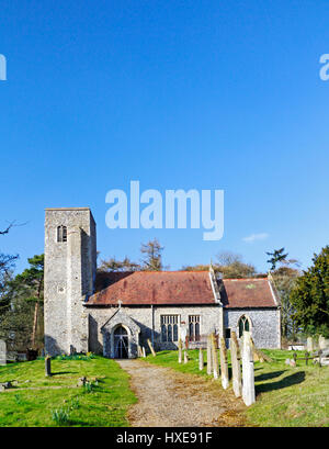 Eine Ansicht der Pfarre St. Andrew auf Guist, Norfolk, England, Vereinigtes Königreich. Stockfoto