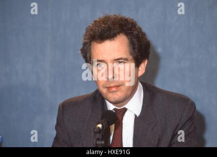 Rt Hon. William Waldegrave, Staatssekretär für Gesundheit und der konservativen Partei Parlamentsmitglied für Bristol West besucht eine Party-Pressekonferenz in London, England am 28. Februar 1992. Stockfoto