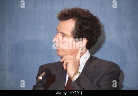 Rt Hon. William Waldegrave, Staatssekretär für Gesundheit und der konservativen Partei Parlamentsmitglied für Bristol West besucht eine Party-Pressekonferenz in London, England am 28. Februar 1992. Stockfoto