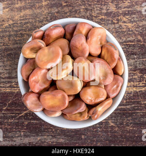 Porzellanschüssel mit dicken Bohnen Stockfoto