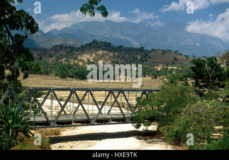 Brücke am Laga auf der Nord Küste von Ost-Timor mit Mount Matebian, einer ehemaligen Hochburg der Fretilin, in der Ferne Stockfoto