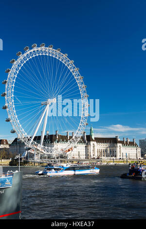 Ein Blick auf das London Eye und County Hall aus dem Victoria Embankment auf th-Themse, London, UK Stockfoto