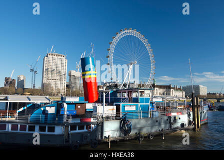 Das PS Tattershall Castle Restaurant-Boot auf der Themse mit dem London Eye und die County Hall hinter London, England Stockfoto