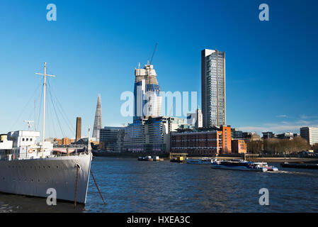 Ein Blick auf die Themse, die Victoria Embankment mit der Scherbe, einem Blackfiars und der Oxo Tower, London, UK Stockfoto