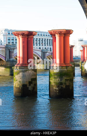 Die verbleibenden Spalten von der ursprünglichen Blackfriars Railway Bridge (1864) in der Themse, London, UK Stockfoto