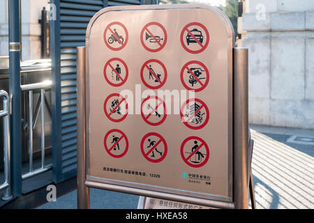 Ältere Chinesen genießen ihre Freizeit an einem Wintertag im Tempel des Himmels Park in Peking. Stockfoto