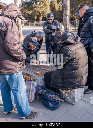 Alte chinesische Männer spielen Chinese Checkers in den Tempel des Himmels Park in Peking, China. Stockfoto