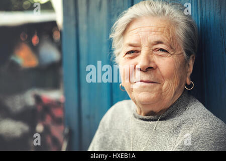 Glückliche alte senior Frau lächelnd outdoor portrait Stockfoto