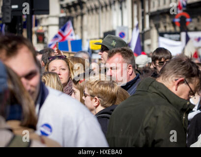 Westminster, London, UK, 25. März 2017. Tausende von Vereinen für Europa unterstützer März auf das Parlament protestiert bei brexit. Stockfoto