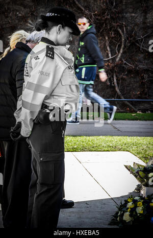 Ein einsamer Polizistin in Stille Betrachtung in der Londoner Polizei Gedenkstätte, nur wenige Tage nach dem Mord an einem Kollegen. Metpolmarch17 Stockfoto