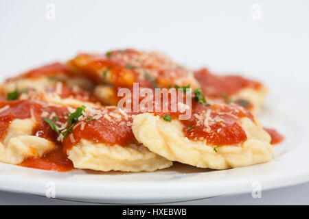 Ravioli-Vorbereitung: Gekocht und serviert hausgemachte Ravioli mit Tomatensauce Stockfoto