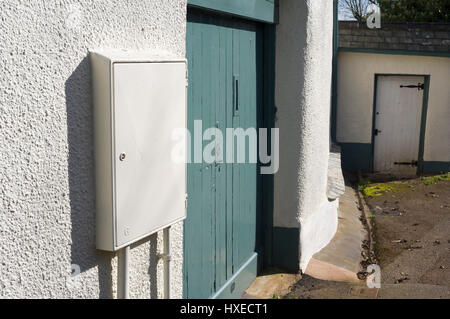 Weiße Strom Kasten an der Wand eines Hauses Stockfoto