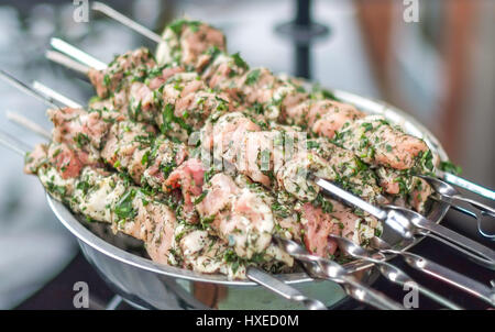 Tagesansicht der Stapel von Kebab-Spieße. Stockfoto
