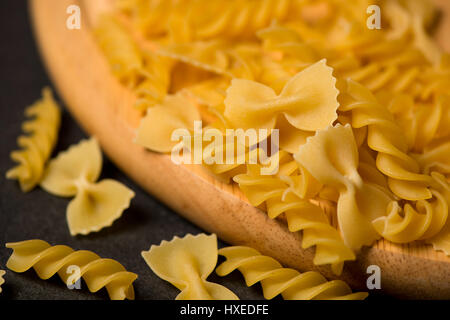 Verschiedene Arten und Formen der trockenen italienischen Pasta auf dunklem Hintergrund Stockfoto