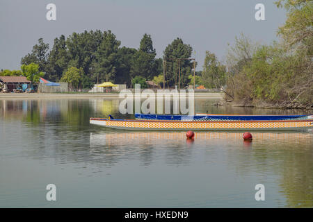 Boot und Schiff rund um Santa Fe Dam Recreation Area, Los Angeles County, Kalifornien Stockfoto