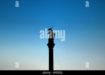 Schottischen Einhorn und Schild Silhouette blau Hintergrund Stockfoto