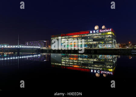 BBC-Studios und Glocken zu überbrücken Clyde Ansicht Nacht Cityscape Stockfoto