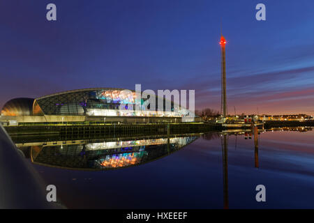 Science Center Imax und Wissenschaft Turm Clyde Ansicht Nacht Cityscape Stockfoto