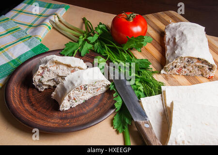 Stücke von dünnen armenische Fladenbrot oder Lavash gewickelt, Tomaten, Käse oder Quark, Hähnchenfleisch, Tomaten und Kräuter - Dill, Zwiebel, Petersilie und bro Stockfoto