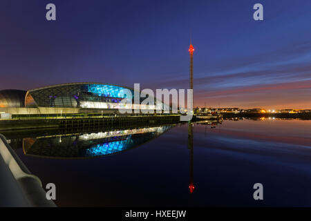 Science Center Imax und Wissenschaft Turm Clyde Ansicht Nacht Cityscape Stockfoto