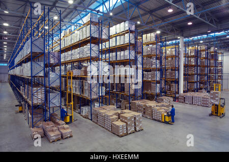 St. Petersburg, Russland - 21. November 2008: Gabelstapler Palettierer tragen Palletising auf dem Territorium des Lagers mit Paletten-Speicher-Rack-system Stockfoto