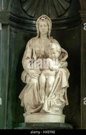 Marmor Skulptur der Madonna mit Kind von Michelangelo (1504), Liebfrauenkirche, Brügge, Belgien Stockfoto