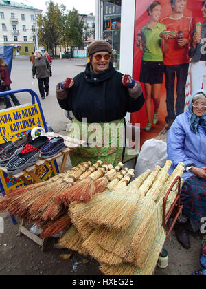 Frau verkaufen Besen auf dem offenen Markt in Wizebsk, Weißrussland. Stockfoto