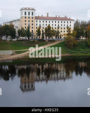 Gehobenes Wohnhaus am Ufer des Flusses West Dwina in Wizebsk, Weißrussland. Stockfoto