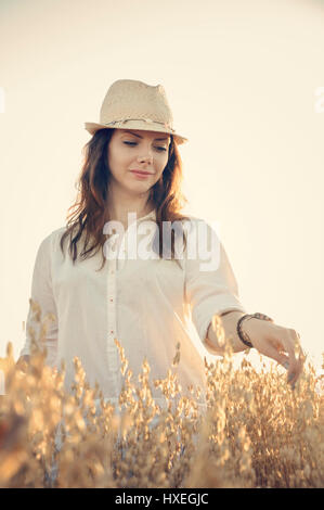 Junge Frau im Feld Hafer Stockfoto