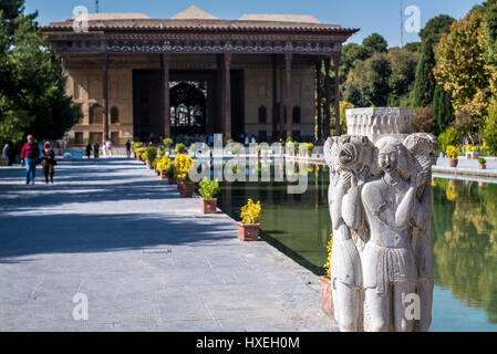 Der Palast von vierzig Säulen (Chehel Sotoun) und Wasserbecken in Isfahan, Hauptstadt der Provinz Isfahan im Iran Stockfoto