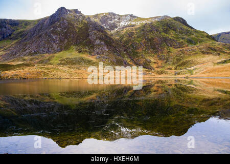 Y-Garn Berg spiegelt sich in ruhigen Gewässern des Llyn Idwal See im Winter. CWM Idwal, Ogwen Valley, Gwynedd, Nordwales, UK, Großbritannien Stockfoto