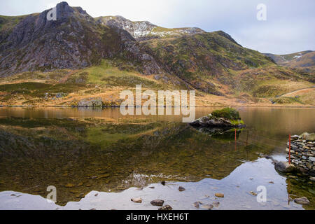 Y Garn Berg in ruhigen Gewässern der Llyn Idwal See in Snowdonia Nationalpark Berge wider. Cwm Idwal Ogwen Valley Wales UK Großbritannien Stockfoto