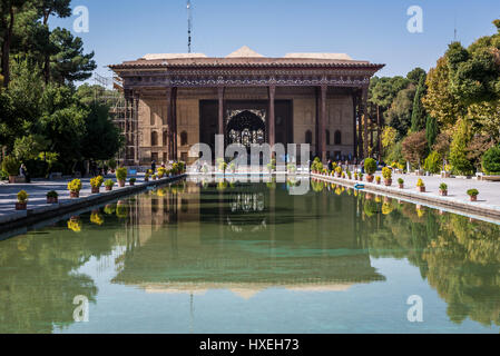 Der Palast von vierzig Säulen (Chehel Sotoun) und Wasserbecken in Isfahan, Hauptstadt der Provinz Isfahan im Iran Stockfoto