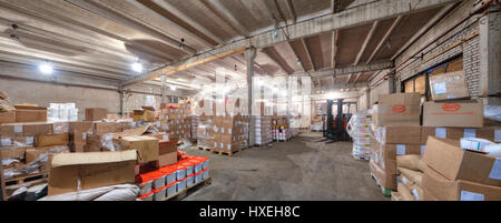 St. Petersburg, Russland - 3. Dezember 2013: Lebensmittelgeschäft Lager in russischer Sprache verlassenen Fabrik. Stockfoto