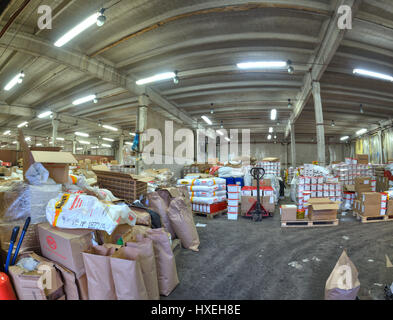 St. Petersburg, Russland - 3. Dezember 2013: Lebensmittelgeschäft Lager in einer ehemaligen Fabrik. Stockfoto
